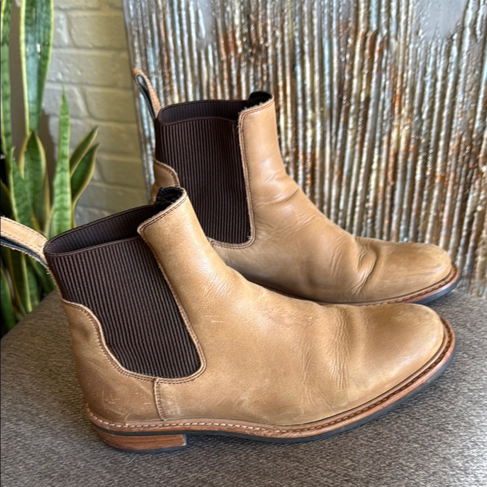 Nisolo Tan and Brown Chelsea Boots size 9. Very good condition!